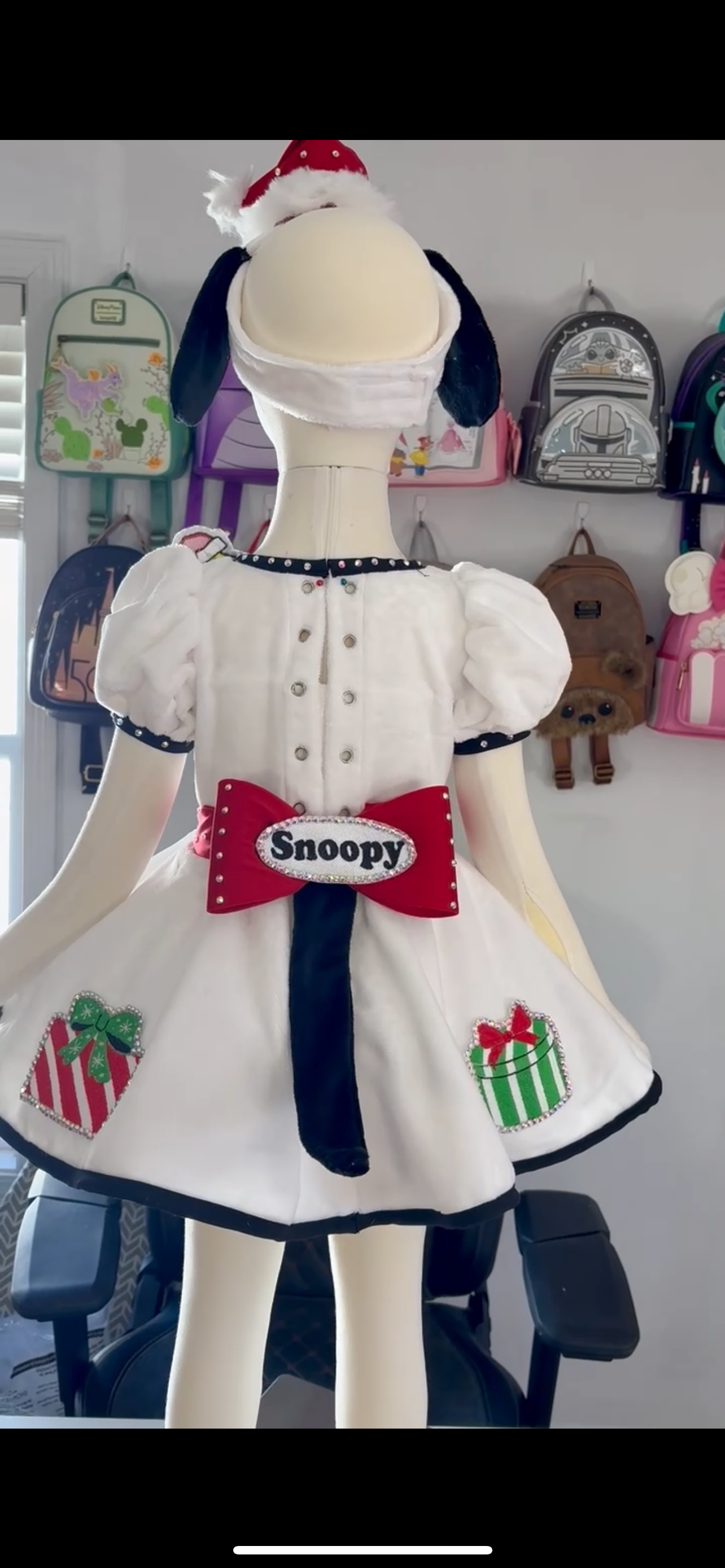AM- Valerie Cyrus Snoopy Christmas ooc 18/3