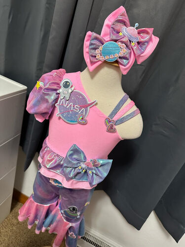 AM- 6/18 Pink out of this world Galaxy/Alien/Space OOC