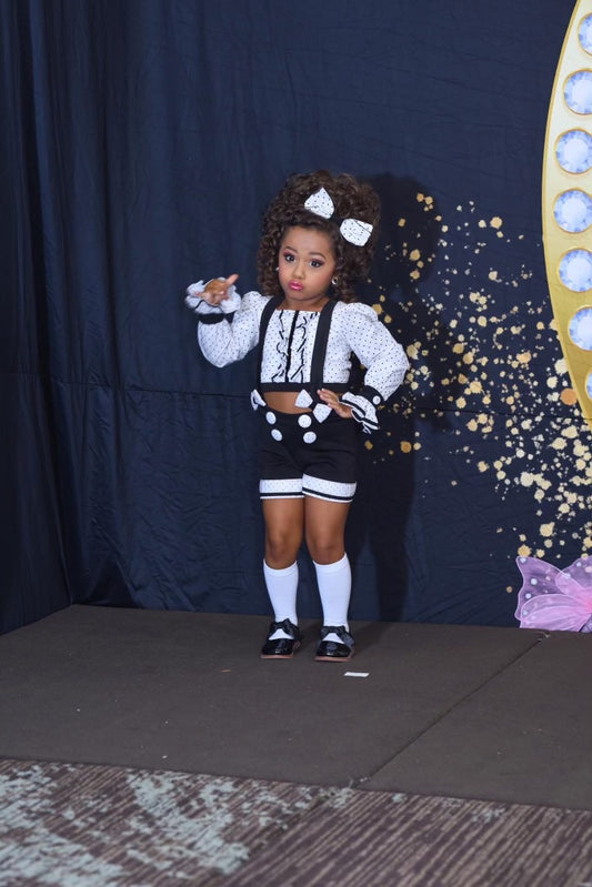 AM- Black and white polka dot casual 2/4